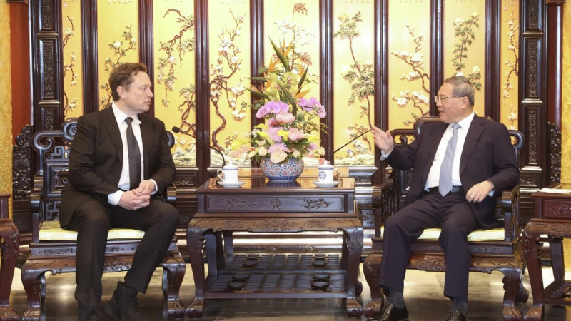 Илон Маск и премьер Госсовета Китая Ли Цян. ©️ SCMP
