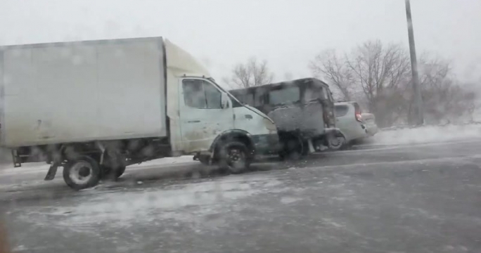 Очевидец снял несколько ДТП на трассе Караганда-Темиртау 