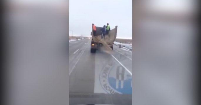 Видео нелепого способа борьбы с гололедом сняли на трассе Караганда - Астана