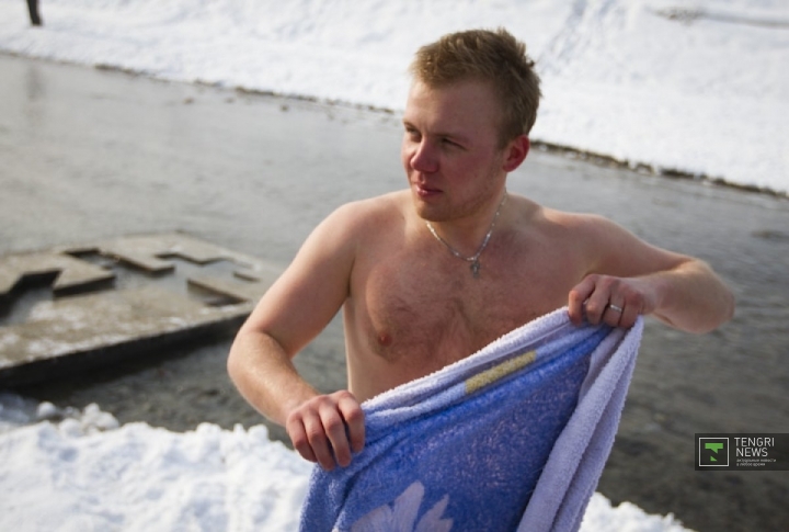 "В первые минуты после купания совсем не чувствуется холод. Возможно, это волнение так сказывается". Фото Владимир Дмитриев©