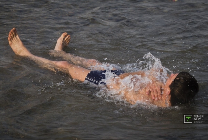 Православные верят, что купание очистит душу от грехов. Фото Владимир Дмитриев©