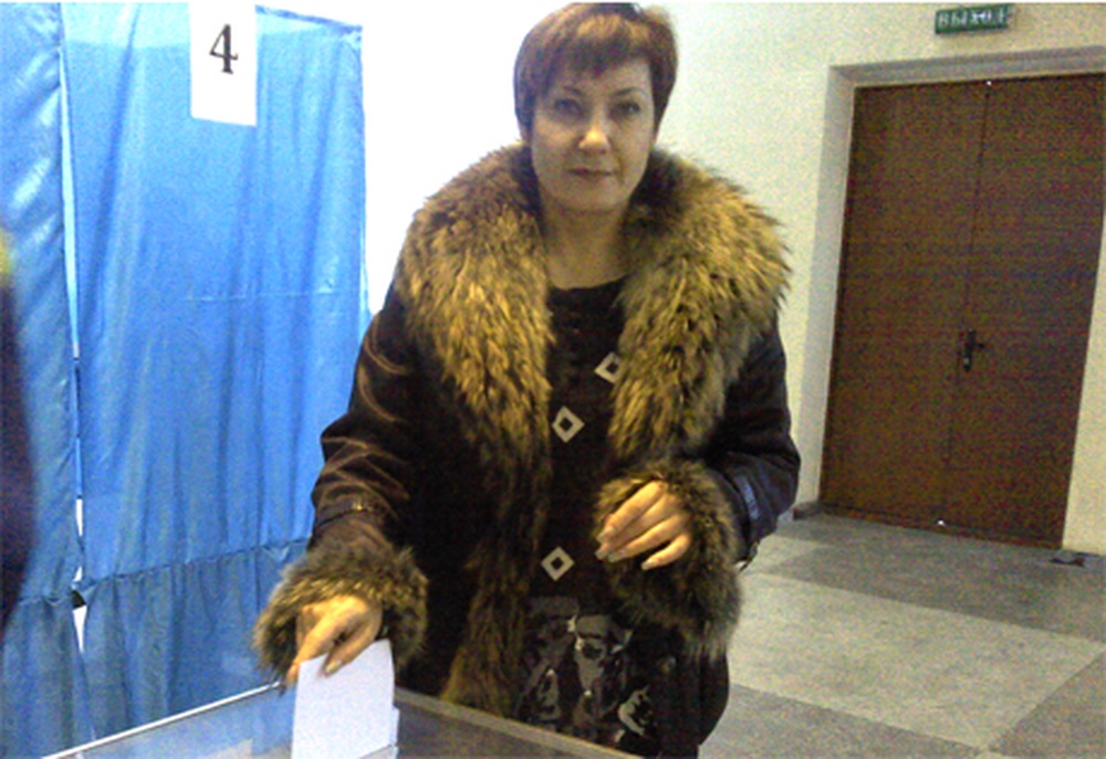 Ольга Шишигина на избирательном участке. Фото Tengrinews