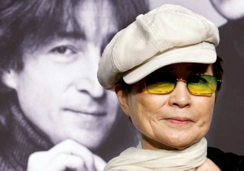 Йоко Оно на фоне портрета Джона Леннона. Фото REUTERS/Toru Hanai©
