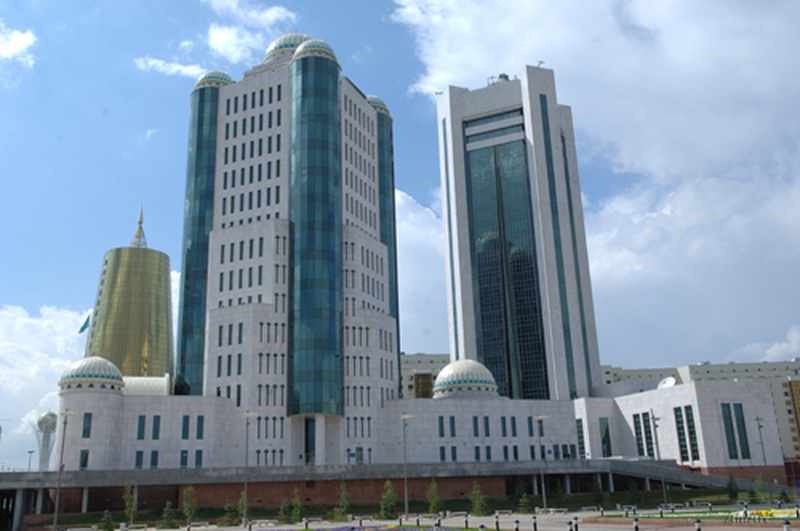 Общий вид зданий Сената и Мажилиса Парламента Республики Казахстан. Фото с сайта hozu.pm.kz