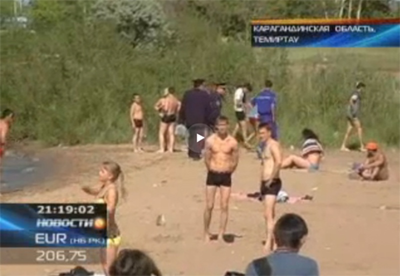 Казаки следят за отдыхающими на одном из пляжей Темиртау.Кадр телеканала КТК.