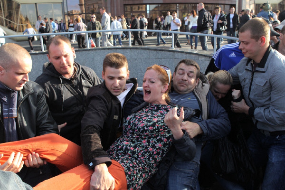 Сотрудники милиции, переодетые в гражданское, задерживают участников акции протеста в Минске. Фото РИА Новости