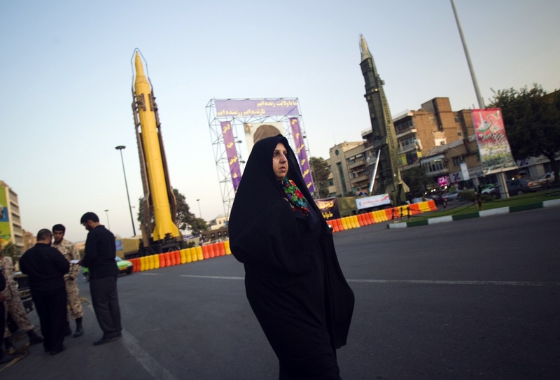 В центре Тегерана. Фото REUTERS/Morteza Nikoubazl©