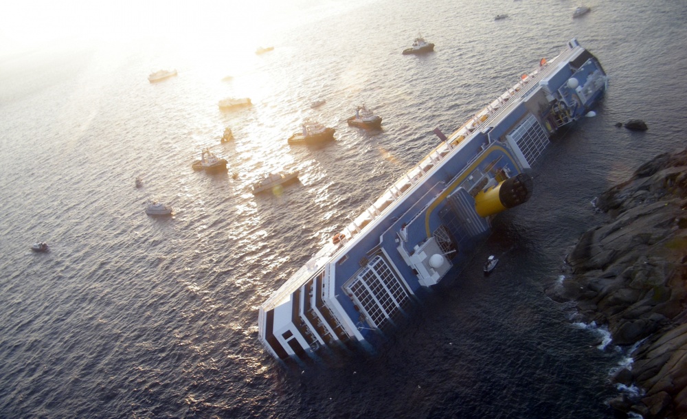 Лайнер Costa Concordia. Фото REUTERS/STRINGER Italy©