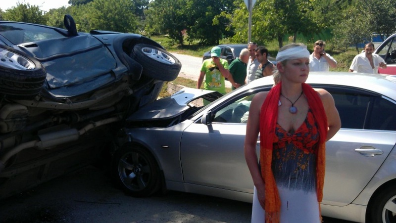 Анастасия Волочкова на фоне разбитых машин. Фото из микроблога балерины