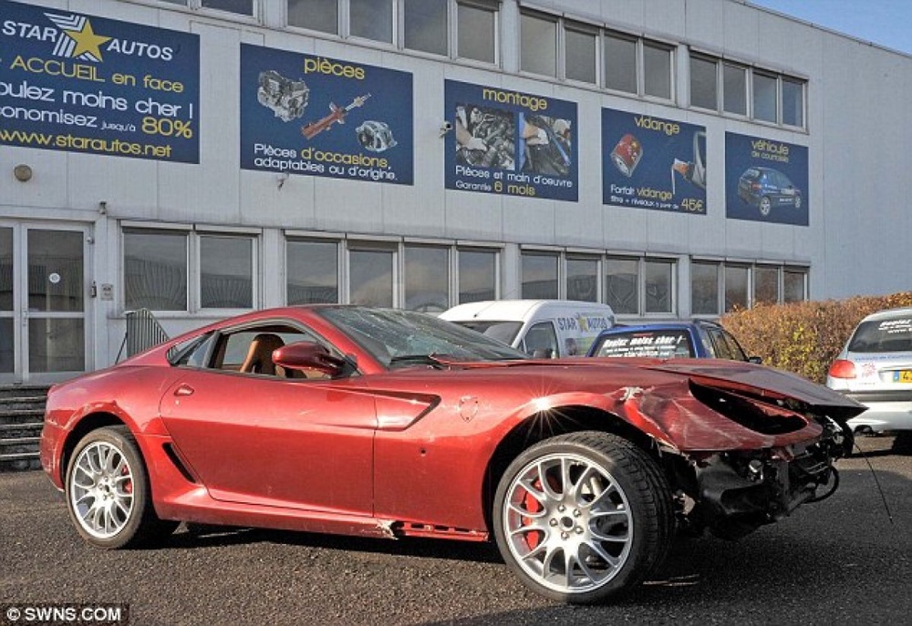  Роналду продает свой разбитый спорткар Ferrari 599 GTB Fiorano.
Фото с сайта swns.com