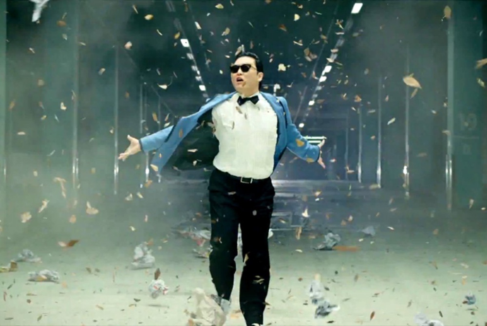 Кадр из клипа 
 PSY - Gangnam Style