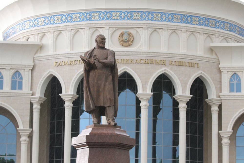 Памятник Абаю напротив нового посольства РК в Узбекистане. Фото ©Данияр Бозов