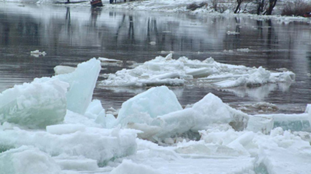 В Атырау в провалившейся под лед машине погиб ребенок
