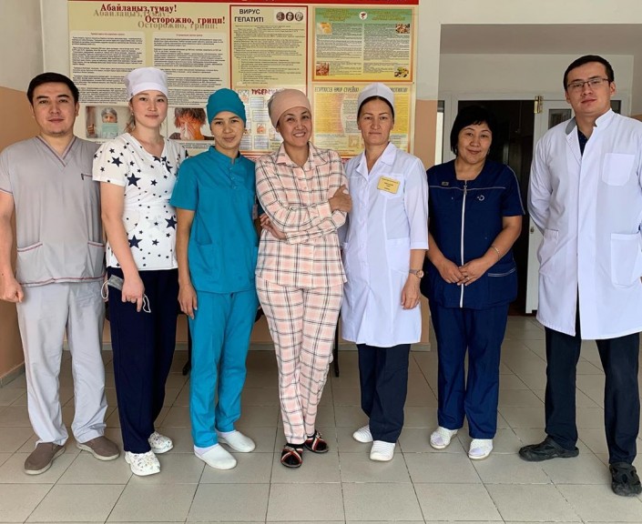 Индира Расылхан №1 аурухана дәрігерлерімен. © instagram.com/indirarasylkhan